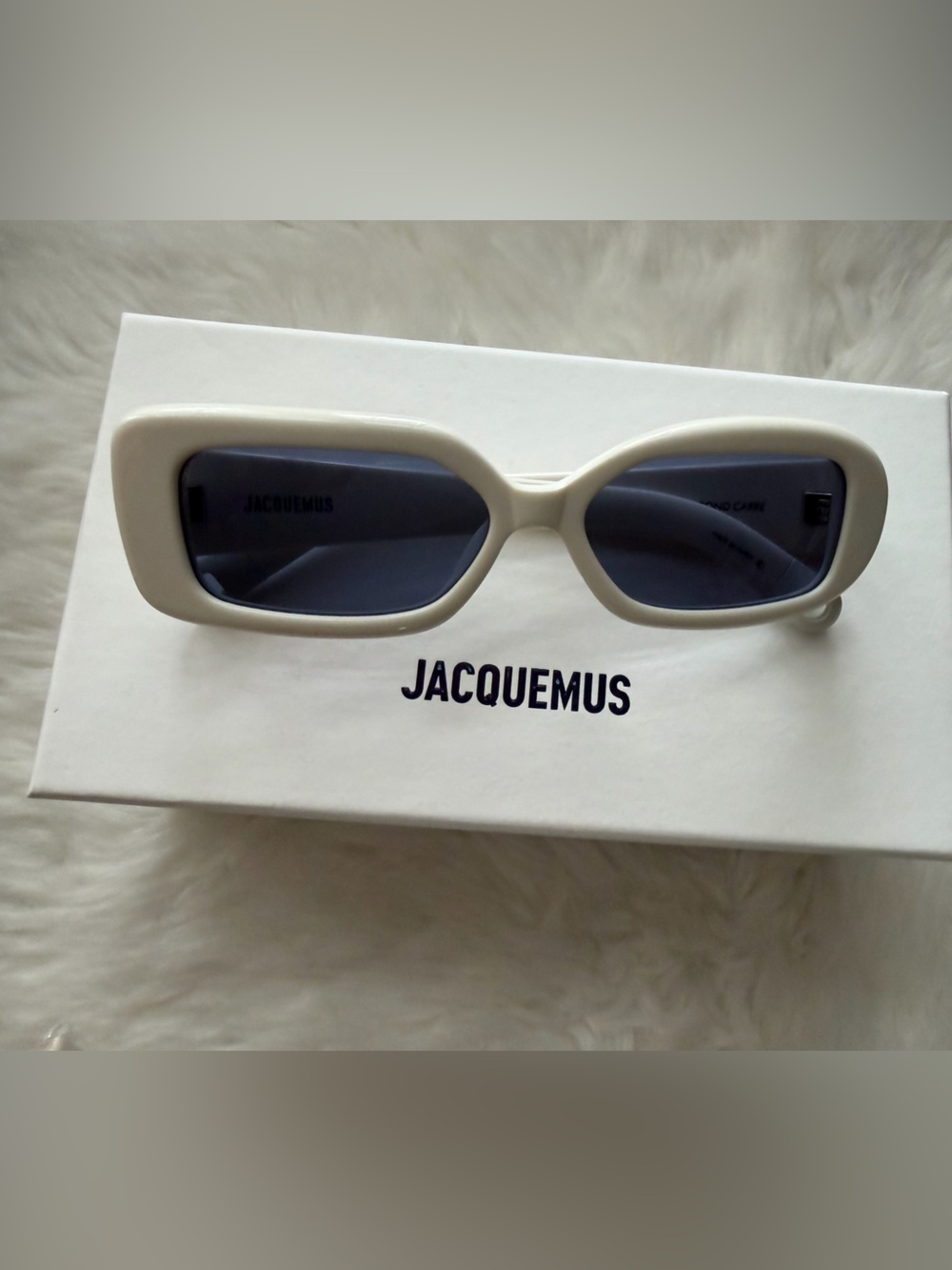 New! Jacquemus White Cream Rectangular Sunglasses with Dark Blue Lenses - Picture 3 of 9
